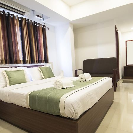 Oyo 18604 Puthens Capitol Inn Kochi Exterior photo