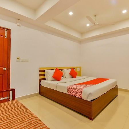 Oyo 18604 Puthens Capitol Inn Kochi Exterior photo