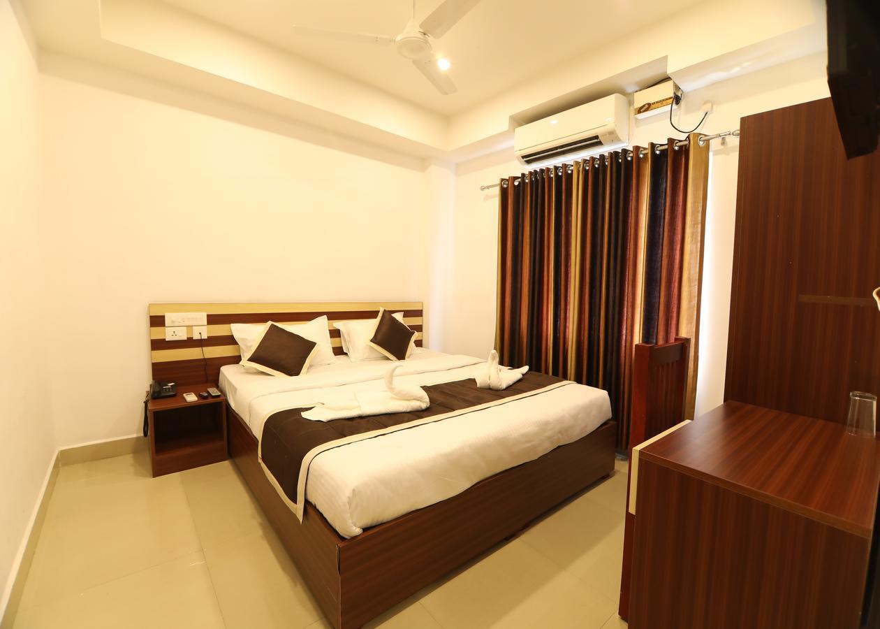 Oyo 18604 Puthens Capitol Inn Kochi Exterior photo