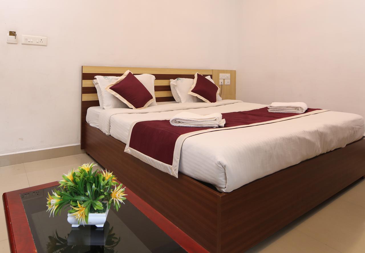 Oyo 18604 Puthens Capitol Inn Kochi Exterior photo