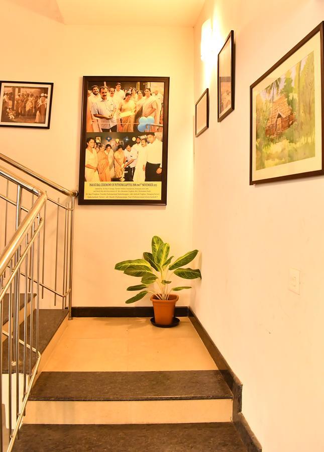 Oyo 18604 Puthens Capitol Inn Kochi Exterior photo