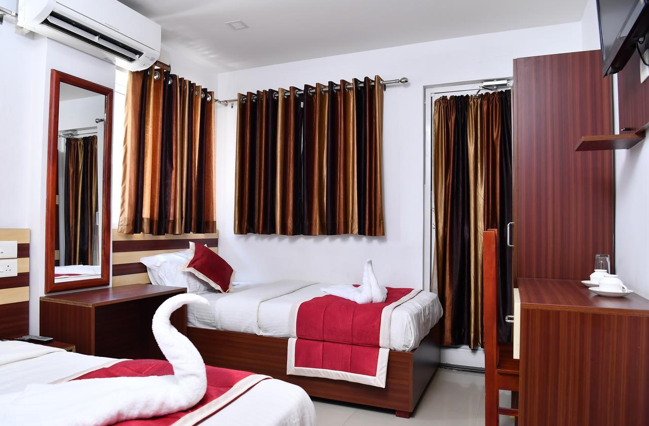 Oyo 18604 Puthens Capitol Inn Kochi Exterior photo