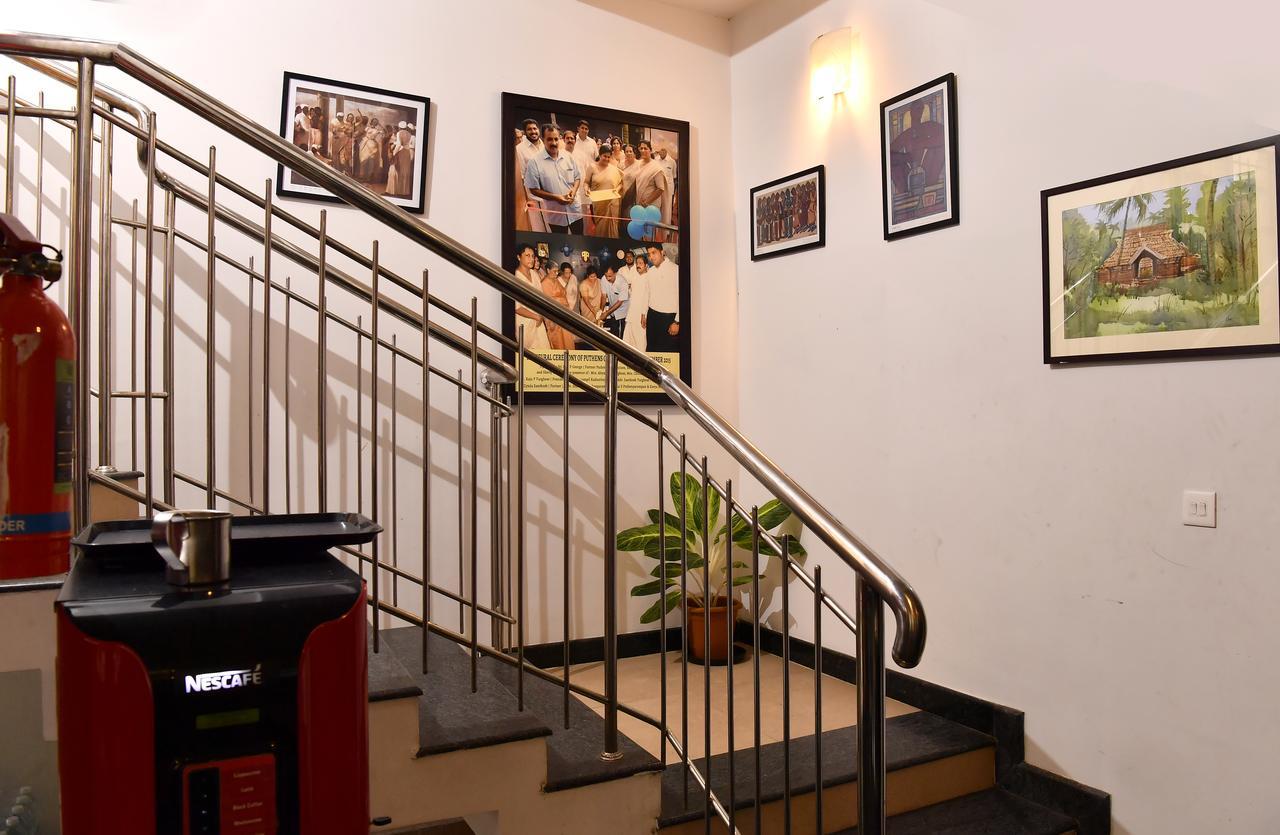 Oyo 18604 Puthens Capitol Inn Kochi Exterior photo