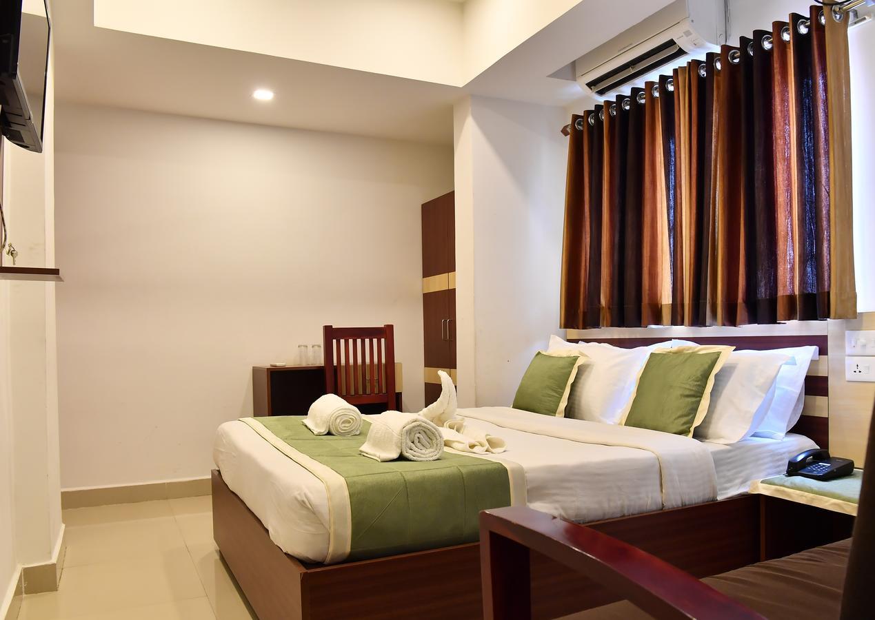 Oyo 18604 Puthens Capitol Inn Kochi Exterior photo