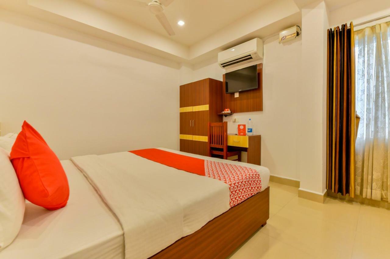 Oyo 18604 Puthens Capitol Inn Kochi Exterior photo