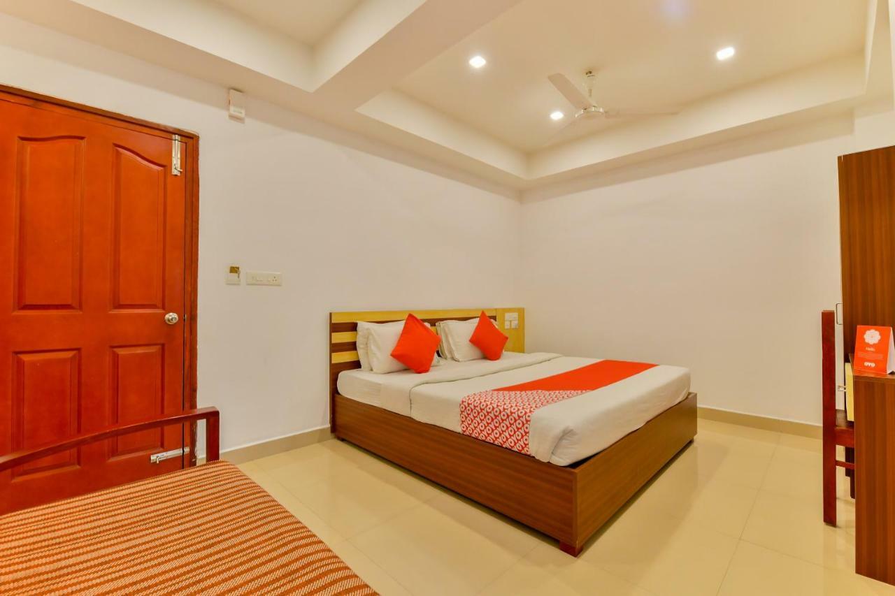 Oyo 18604 Puthens Capitol Inn Kochi Exterior photo