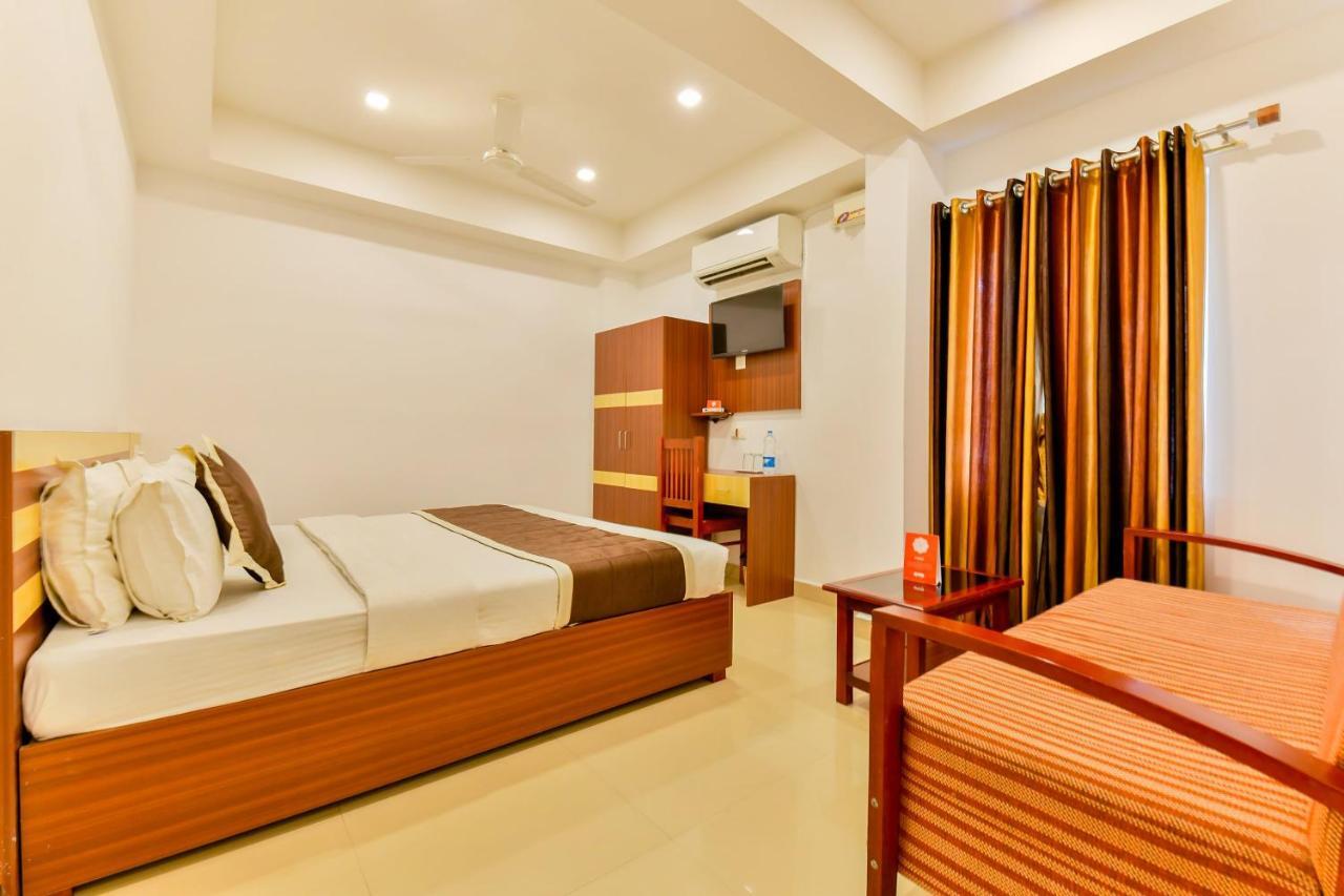 Oyo 18604 Puthens Capitol Inn Kochi Exterior photo